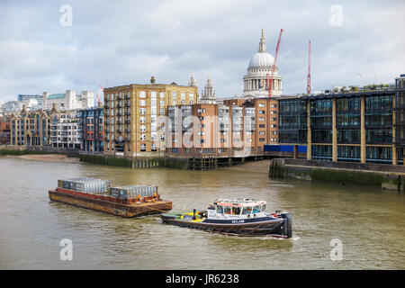 Vue panoramique de Londres l'énergie Riverside Cory Récupérer remorqueur tirant péniche avec les contenants de déchets sur la Tamise en tant qu'autoroute verte, London, UK Banque D'Images