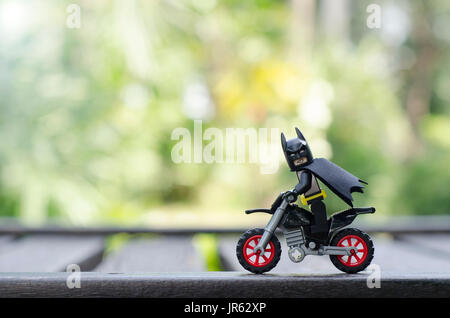 Scooter Lego Darvader Junto Com Batman Andando De Bicicleta Fotografia  Editorial - Imagem de fundo, lambreta: 185334497