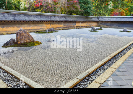 Dans le jardin Zen du temple Ryoanji à Kyoto, Japon Banque D'Images