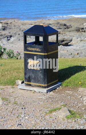 Un anglais et gallois les poubelles sur le front de mer à Ogmore beach, l'un des nombreux dooted le long du front de mer. Banque D'Images