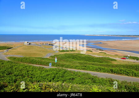 À la recherche sur la baie en direction de Porthcawl sur la baie avec la rivière qui s'écoule d'Ogmore rejoindre la mer à l'emplacement de cette station. Banque D'Images