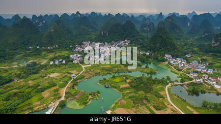 Vue aérienne d'un village entouré de rizières et de karst dans Yongshua Chine Comté Banque D'Images