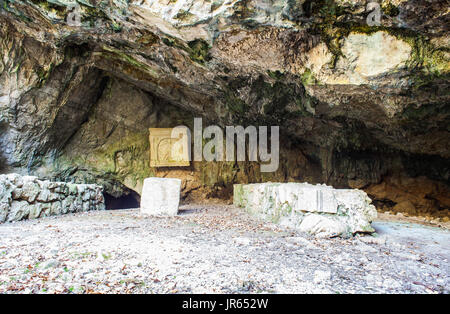 Le Mithraeum de Duino dans la province de Trieste. Mithraea ont été les lieux de culte pour les adeptes de la religion des mystères Romains Mithraïque connue sous le nom de Banque D'Images