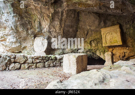 Le Mithraeum de Duino dans la province de Trieste. Mithraea ont été les lieux de culte pour les adeptes de la religion des mystères Romains Mithraïque connue sous le nom de Banque D'Images