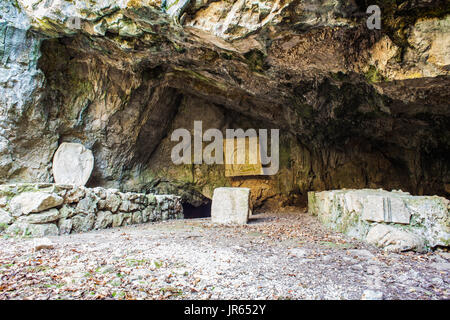 Le Mithraeum de Duino dans la province de Trieste. Mithraea ont été les lieux de culte pour les adeptes de la religion des mystères Romains Mithraïque connue sous le nom de Banque D'Images