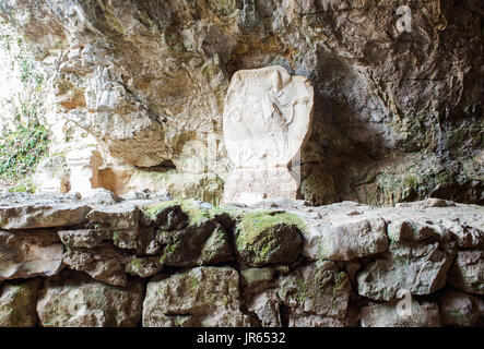 Le Mithraeum de Duino dans la province de Trieste. Mithraea ont été les lieux de culte pour les adeptes de la religion des mystères Romains Mithraïque connue sous le nom de Banque D'Images