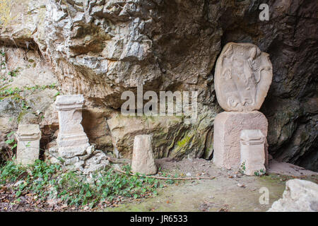 Le Mithraeum de Duino dans la province de Trieste. Mithraea ont été les lieux de culte pour les adeptes de la religion des mystères Romains Mithraïque connue sous le nom de Banque D'Images