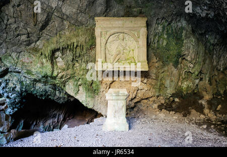 Le Mithraeum de Duino dans la province de Trieste. Mithraea ont été les lieux de culte pour les adeptes de la religion des mystères Romains Mithraïque connue sous le nom de Banque D'Images