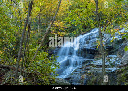 L'automne à Crabtree Falls en Virginie, États-Unis. Banque D'Images