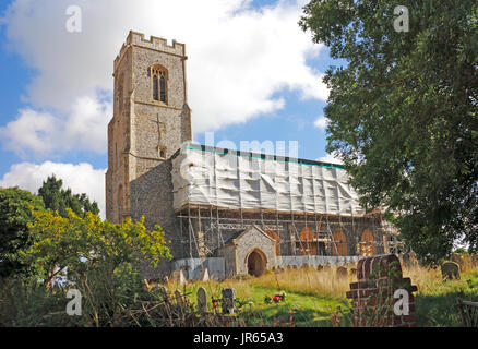 Une vue de l'église paroissiale de ss Pierre et Paul d'échafaudages et couvrant en cours de restauration à pierrage, Norfolk, Angleterre, Royaume-Uni. Banque D'Images