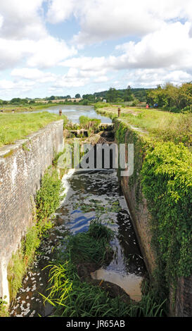 Vue d'une friche verrou sur la Old North Walsham et Dilham Canal à Ebridge Mill, près de North Walsham, Norfolk, Angleterre, Royaume-Uni. Banque D'Images