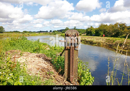 Mill et mécanisme de blocage de l'ancienne piscine sur la old north walsham et dilham canal à ebridge mill, north walsham, Norfolk, Angleterre, Royaume-Uni. Banque D'Images