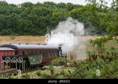 Vintage train à vapeur tirant moteur dans l'ancienne gare à la campagne. Banque D'Images