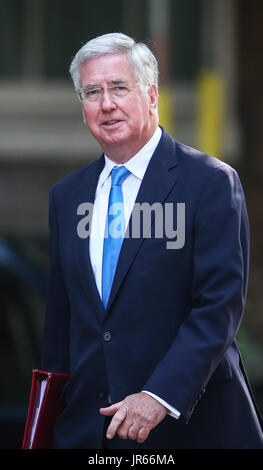 Sir Michael Fallon, Secrétaire d'État à la défense, arrivant pour la réunion hebdomadaire du cabinet au 10 Downing Street à Whitehall, Londres. Avec : Michael Fallon Où : London, Royaume-Uni Quand : 04 Jul 2017 Crédit : John Rainford/WENN.com Banque D'Images