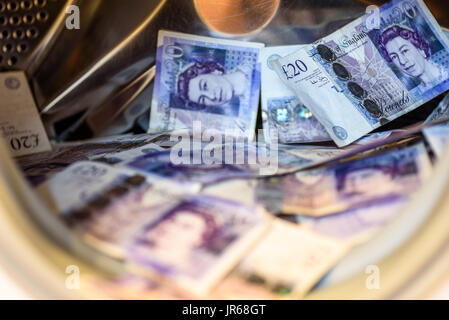 Livres sterling britannique Notes dans un lave-linge. Concept de blanchiment. Banque D'Images