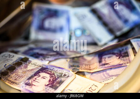 Livres sterling britannique Notes dans un lave-linge. Concept de blanchiment. Banque D'Images