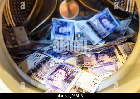 Livres sterling britannique Notes dans un lave-linge. Concept de blanchiment. Banque D'Images