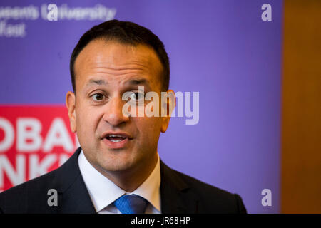 Taoiseach irlandais, Leo Varadkar fait un discours à l'Université Queen's de Belfast lors de sa première visite à l'Irlande du Nord. Banque D'Images