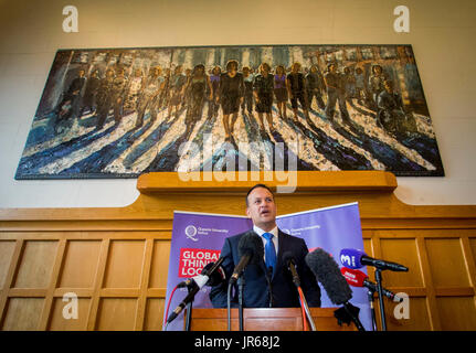 Taoiseach irlandais, Leo Varadkar parle lors d'une conférence de presse à l'Université Queen's de Belfast lors de sa première visite à l'Irlande du Nord. Banque D'Images