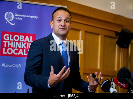 Taoiseach irlandais, Leo Varadkar parle lors d'une conférence de presse à l'Université Queen's de Belfast lors de sa première visite à l'Irlande du Nord. Banque D'Images