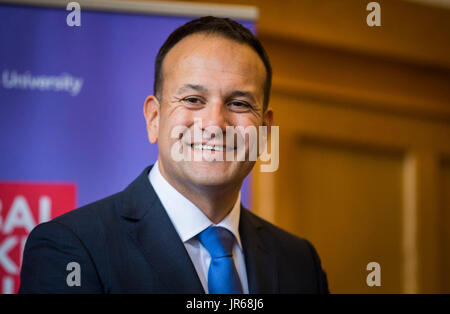 Taoiseach irlandais, Leo Varadkar parle lors d'une conférence de presse à l'Université Queen's de Belfast lors de sa première visite à l'Irlande du Nord. Banque D'Images