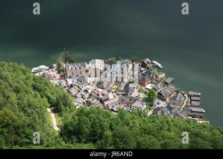 Panorama alpin de la région au patrimoine mondial de l'UNESCO de Hallstatt Salzkammergut Dachstein de 'World Heritage Skywalk' plate-forme d'observation. Banque D'Images