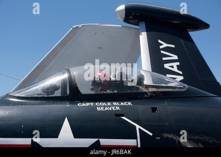 Un Grumman F9F Panther sur le pont de l'USS Midway, San Diego, Californie. Banque D'Images