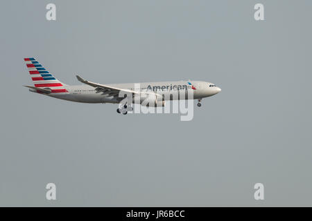 L'atterrissage de l'Airbus d'American Airlines à l'aéroport de Barcelone Banque D'Images