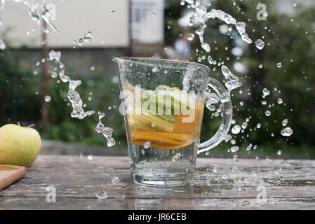 Orange, citron et lime slices dans une carafe d'eau Banque D'Images