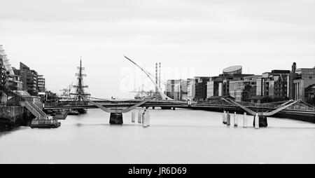 Noir & blanc vue de Samuel Beckett Bridge à Dublin Banque D'Images