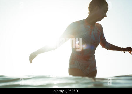 Surfer debout dans l'océan, Malibu, Californie, Amérique, USA Banque D'Images