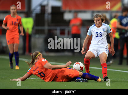 Anouk néerlandais Dekker (à gauche) et en Angleterre avec la Francesca Kirby (à droite) bataille pour la balle au cours de l'UEFA Women's Euro 2017 match de Grolsch Veste, Enschede. Banque D'Images