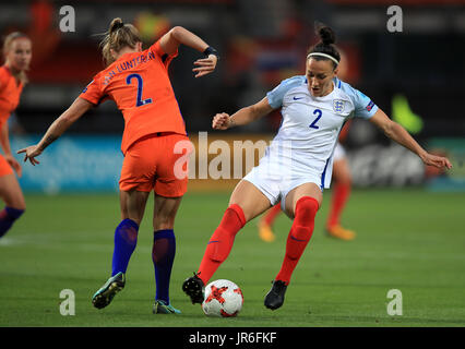 Aux pays-Bas, Desiree van Lunteren (à gauche) et Lucy Bronze (à droite) se battent pour le ballon lors du match de l'UEFA Women's Euro 2017 au de Grolsch Veste, Enschede.APPUYEZ SUR ASSOCIATION photo.Date de la photo: Jeudi 3 août 2017.Voir PA Story football England Women.Le crédit photo devrait se lire comme suit : Mike Egerton/PA Wire.RESTRICTIONS : utilisation soumise à des restrictions FA.Usage éditorial uniquement.Utilisation commerciale uniquement avec le consentement écrit préalable de l'AC.Aucune modification sauf le recadrage. Banque D'Images