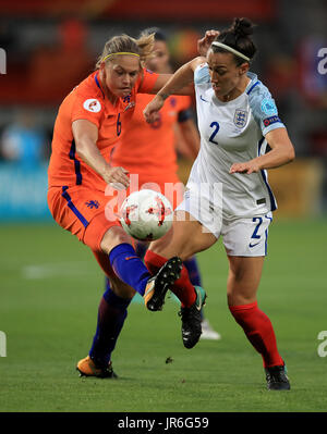 Anouk Dekker aux pays-Bas (à gauche) et Lucy Bronze en Angleterre (à droite) se battent pour le ballon lors du match de l'UEFA Women's Euro 2017 au de Grolsch Veste, Enschede.APPUYEZ SUR ASSOCIATION photo.Date de la photo: Jeudi 3 août 2017.Voir PA Story football England Women.Le crédit photo devrait se lire comme suit : Mike Egerton/PA Wire.RESTRICTIONS : utilisation soumise à des restrictions FA.Usage éditorial uniquement.Utilisation commerciale uniquement avec le consentement écrit préalable de l'AC.Aucune modification sauf le recadrage. Banque D'Images