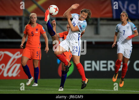 Sherida Spitse néerlandais (centre gauche) et en Angleterre avec la Francesca Kirby (centre droit) bataille pour la balle au cours de l'UEFA Women's Euro 2017 match de Grolsch Veste, Enschede. Banque D'Images