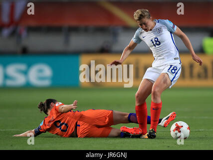 Sherida Spitse néerlandais (à gauche) et en Angleterre avec la Ellen White (à droite) bataille pour la balle au cours de l'UEFA Women's Euro 2017 match de Grolsch Veste, Enschede. Banque D'Images