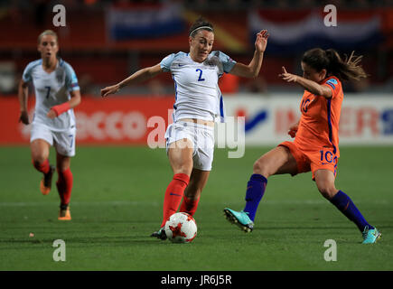 Lucy l'Angleterre Bronze (à gauche) et Danielle néerlandais van de Donk (à droite) bataille pour la balle au cours de l'UEFA Women's Euro 2017 match de Grolsch Veste, Enschede. Banque D'Images