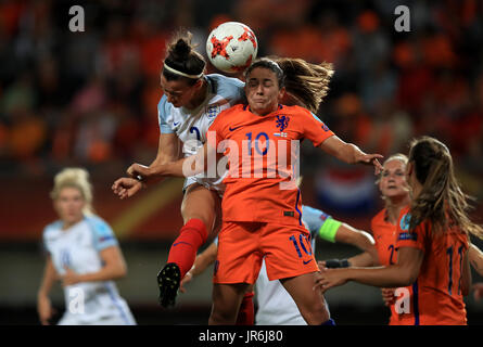 Lucy Bronze en Angleterre (à gauche) et Danielle van de Donk aux pays-Bas (à droite) se battent pour le ballon dans les airs lors du match de l'UEFA Women's Euro 2017 au de Grolsch Veste, Enschede. APPUYEZ SUR ASSOCIATION photo. Date de la photo: Jeudi 3 août 2017. Voir PA Story FOOTBALL England Women. Le crédit photo devrait se lire comme suit : Mike Egerton/PA Wire. Banque D'Images