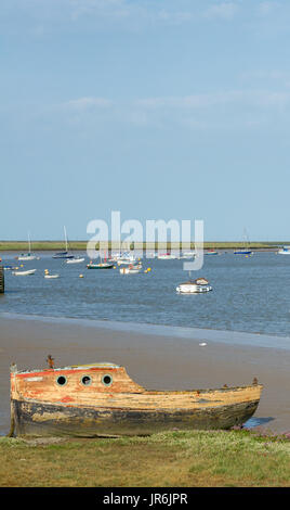 Les bateaux en bois en décomposition échoués dans l'estuaire boueux à Orford, Suffolk. Banque D'Images