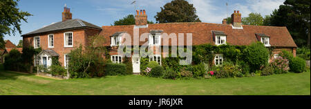 Le village anglais typique rangée de cottages. Banque D'Images