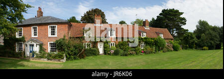 Le village anglais typique rangée de cottages. Banque D'Images