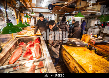 Préparer le thon frais à la vente à la célèbre Tokyo Tsukiji Fish Market, le Japon. Certains de la plus haute qualité pour le thon sashimi et sushi est vendu ici. Banque D'Images