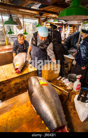 Préparer le thon frais à la vente à la célèbre Tokyo Tsukiji Fish Market, le Japon. Certains de la plus haute qualité pour le thon sashimi et sushi est vendu ici. Banque D'Images