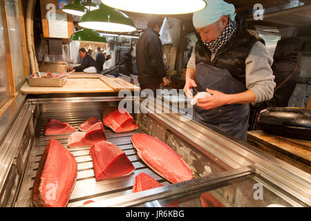 Préparer le thon frais à la vente à la célèbre Tokyo Tsukiji Fish Market, le Japon. Certains de la plus haute qualité pour le thon sashimi et sushi est vendu ici. Banque D'Images