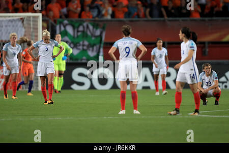 Les joueurs de l'Angleterre semblent abattus après le coup de sifflet final au cours de l'UEFA Women's Euro 2017 match de Grolsch Veste, Enschede. ASSOCIATION DE PRESSE Photo. Photo date : Jeudi 3 août 2017. Voir l'ACTIVITÉ DE SOCCER histoire Angleterre les femmes. Crédit photo doit se lire : Mike Egerton/PA Wire. RESTRICTIONS : utilisation sous réserve de restrictions de FA. Usage éditorial uniquement. L'utilisation commerciale qu'avec l'accord préalable écrit de la FA. Aucun montage sauf le recadrage. Banque D'Images