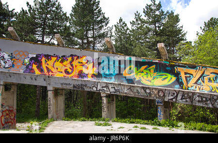 Une section de la piste de bobsleigh de Sarajevo couverts de graffitis Banque D'Images