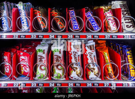 Snack distributeur automatique / distributeur de bonbons colorés vente snack et des barres de chocolat en lieu public Banque D'Images