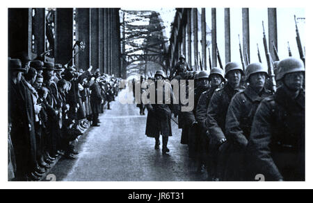 INVASION DE L'ARMÉE NAZIE RHÉNANIE le 7 mars 1936, un total de 30,000 soldats de la Wehrmacht ont traversé les ponts du Rhin (avec un soutien très discret et parfois forcé), ce qui a commencé l'invasion allemande de la Rhénanie démilitarisée. Construire et préparer des garnisons à Aix-la-Chapelle, en préparation à la Seconde Guerre mondiale Banque D'Images