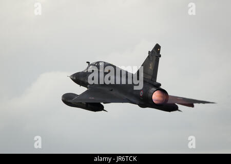 Fairford, Gloucestershire, Royaume-Uni - 10 juillet 2016 : L'équipe d'affichage Ramex Delta Mirage 2000 de l'armée de l'air française au salon Fairford International Air Tattoo 2016 Banque D'Images