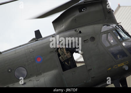 Fairford, Gloucestershire, Royaume-Uni - 10 juillet 2016 : Royal Air Force Boeing CH-47 Chinook se produit au Fairford International Air Tattoo 2016 Banque D'Images